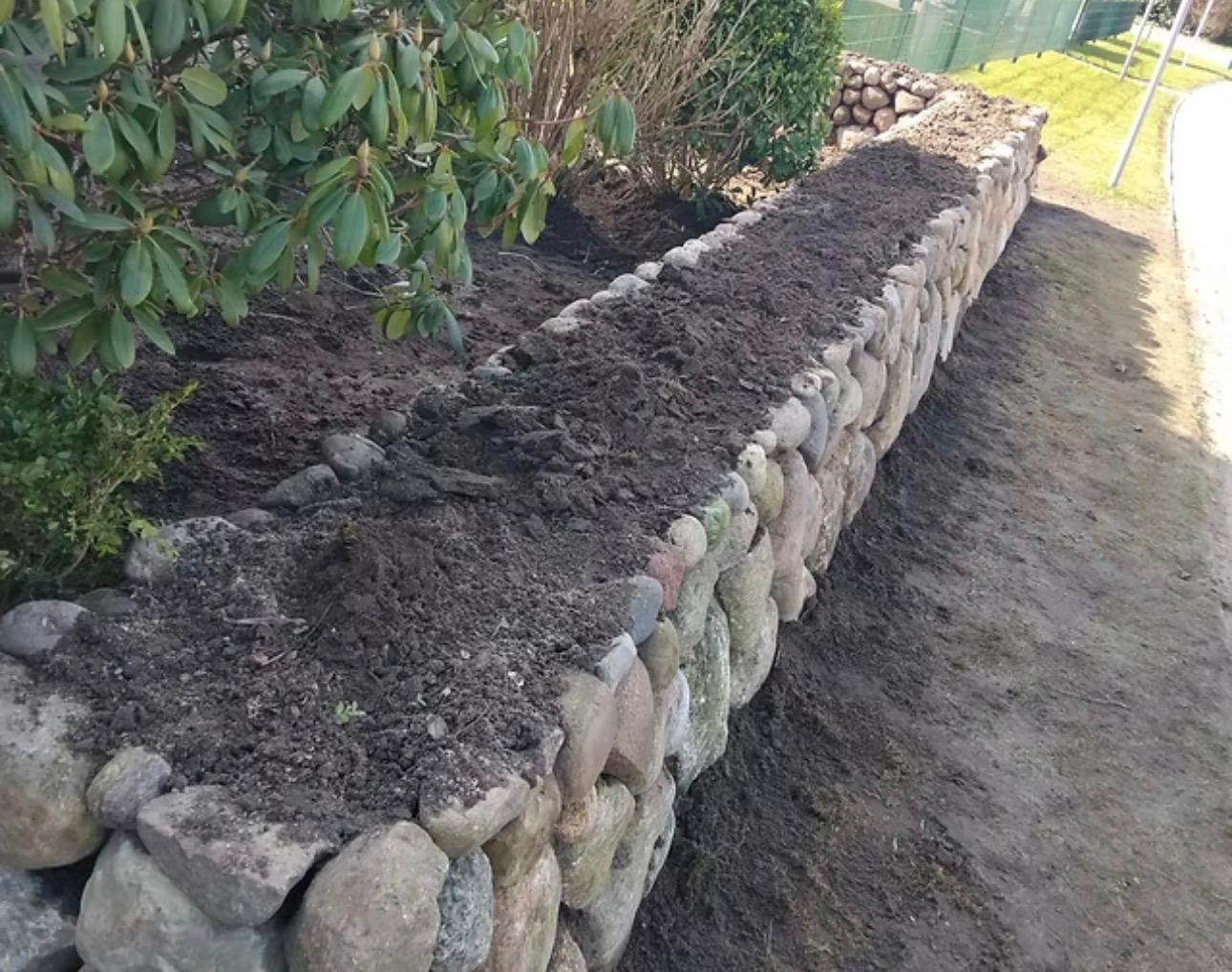 Sorgfältige Gartenarbeit