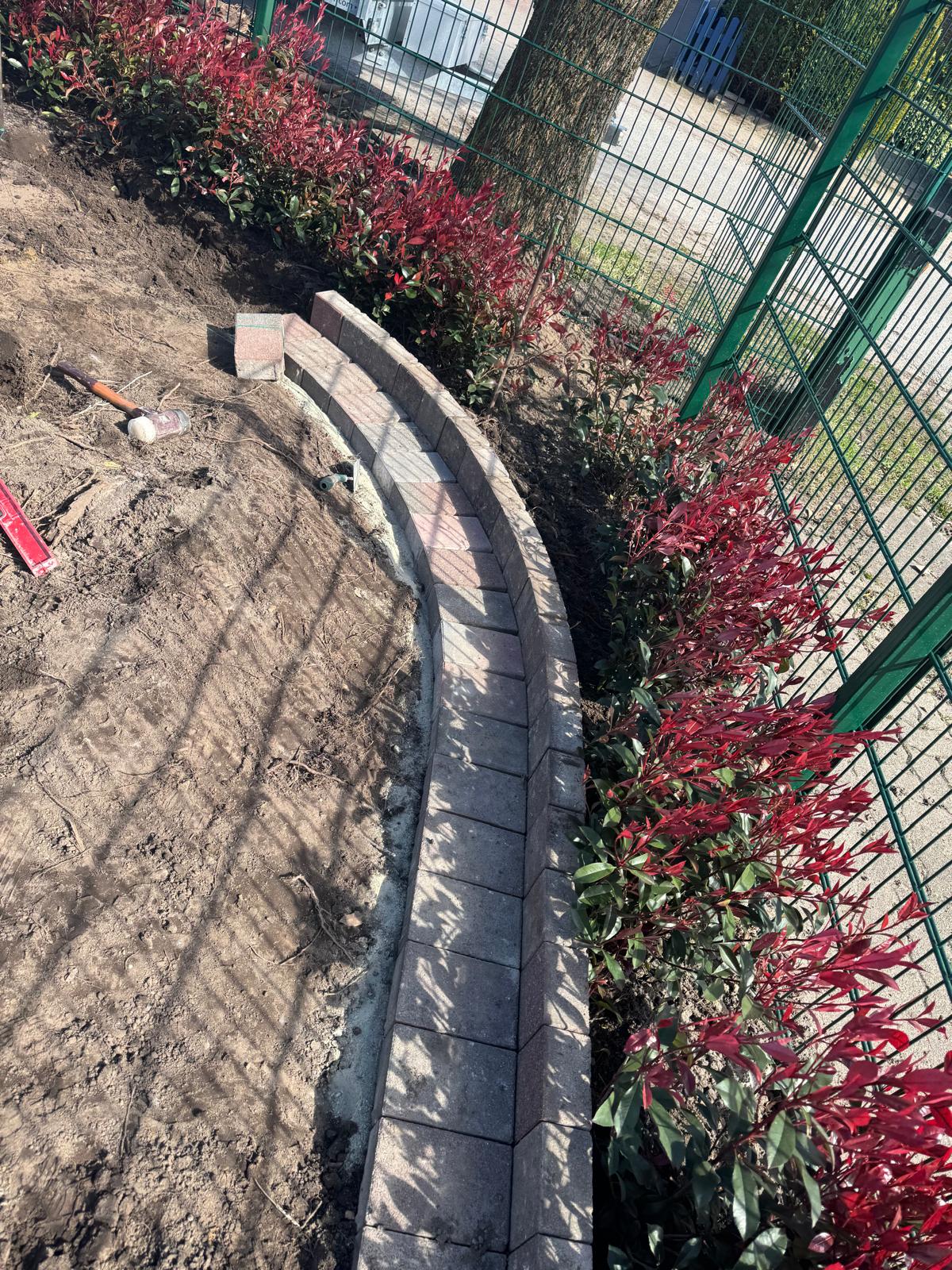 Gartengestaltung mit geschwungener Einfassung
